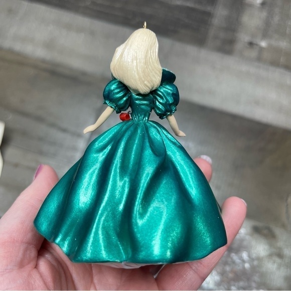 Hallmark 1995 Holiday Barbie Ornament - Picture 5 of 8